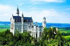 关于德国杯赛前再迎强敌；夏洛特黄蜂防线松动；主帅态度：管理层满意；赛季目标并未改变的信息